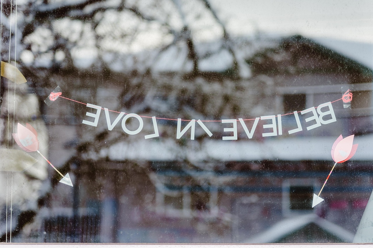 人生若如初見，電視劇中的情感與人生啟示探討人生的初次印象與成長之路。