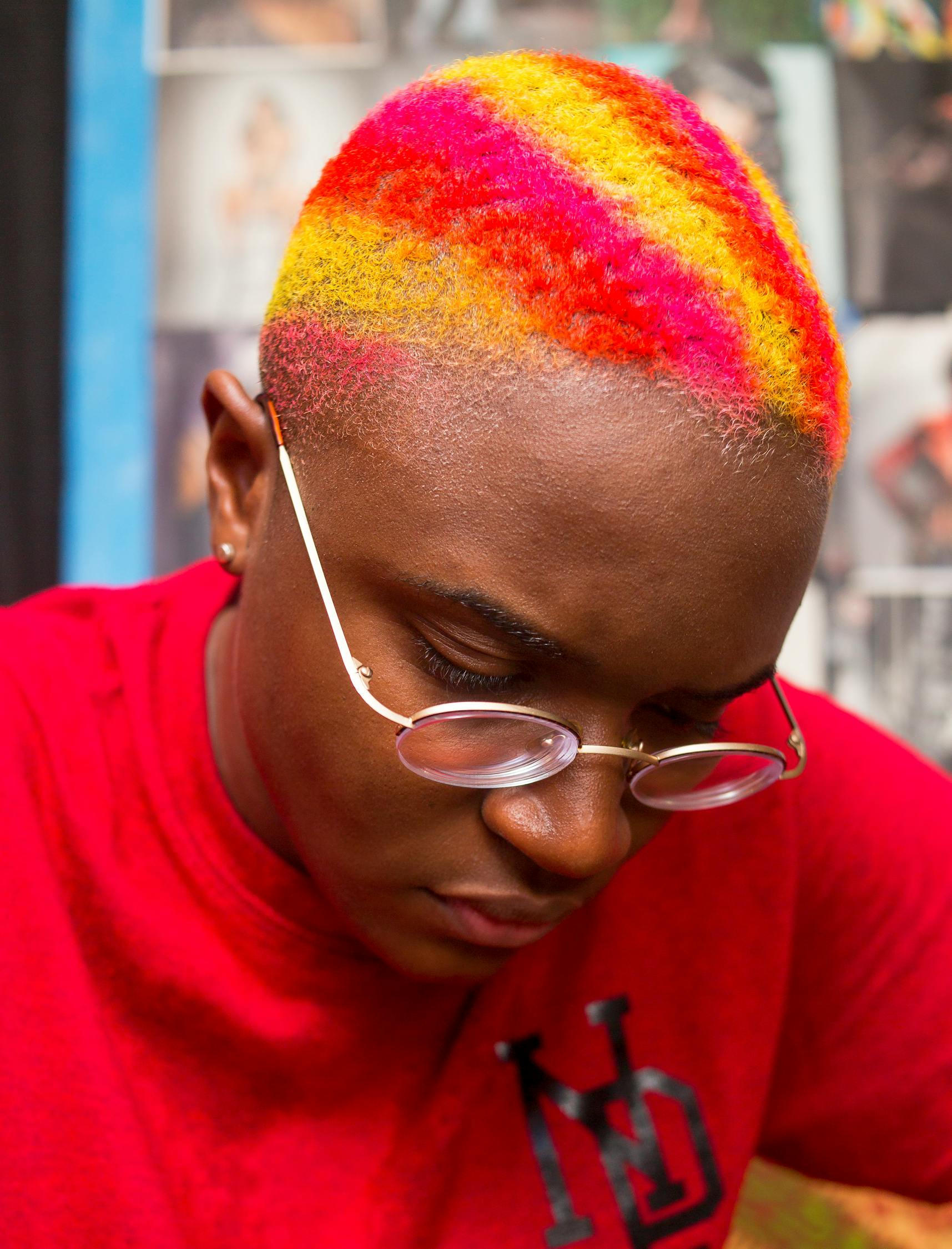 阿圭羅新發(fā)型亮相，重塑形象，引領(lǐng)時尚新潮流