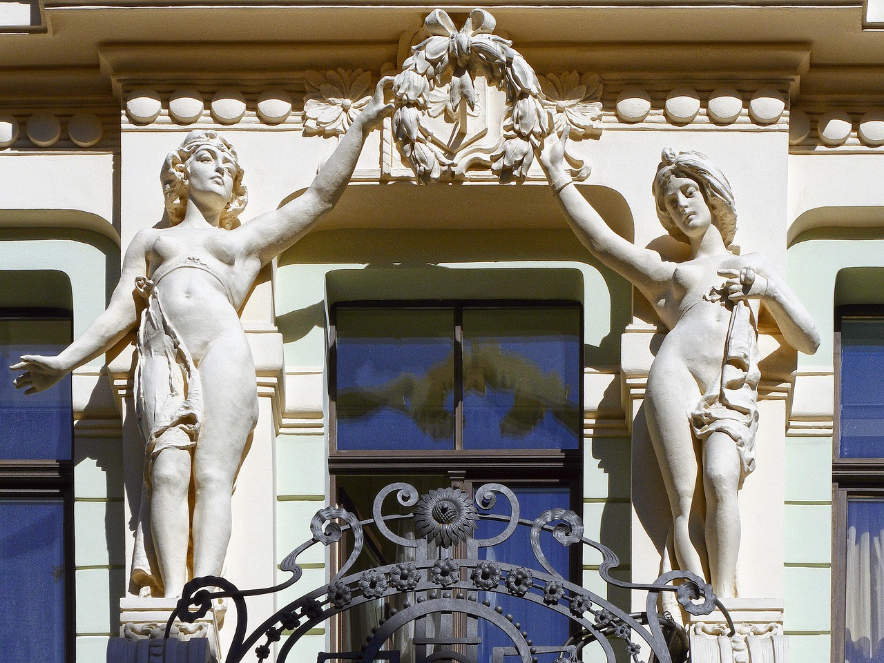 張?jiān)Ｇ湫伦?，探索藝術(shù)新境界的創(chuàng)意之旅