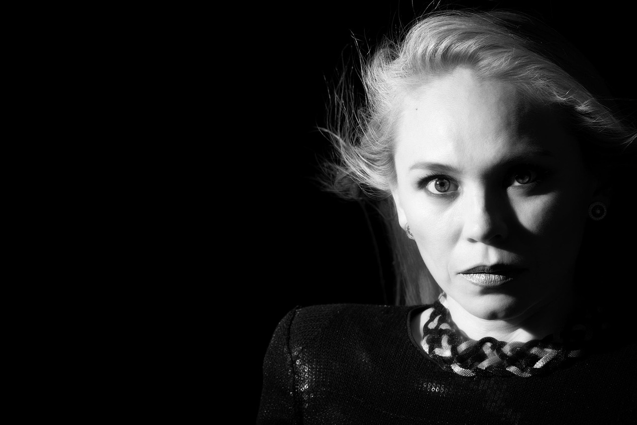 最新卷發(fā)潮流，魅力卷發(fā)造型打造秘籍