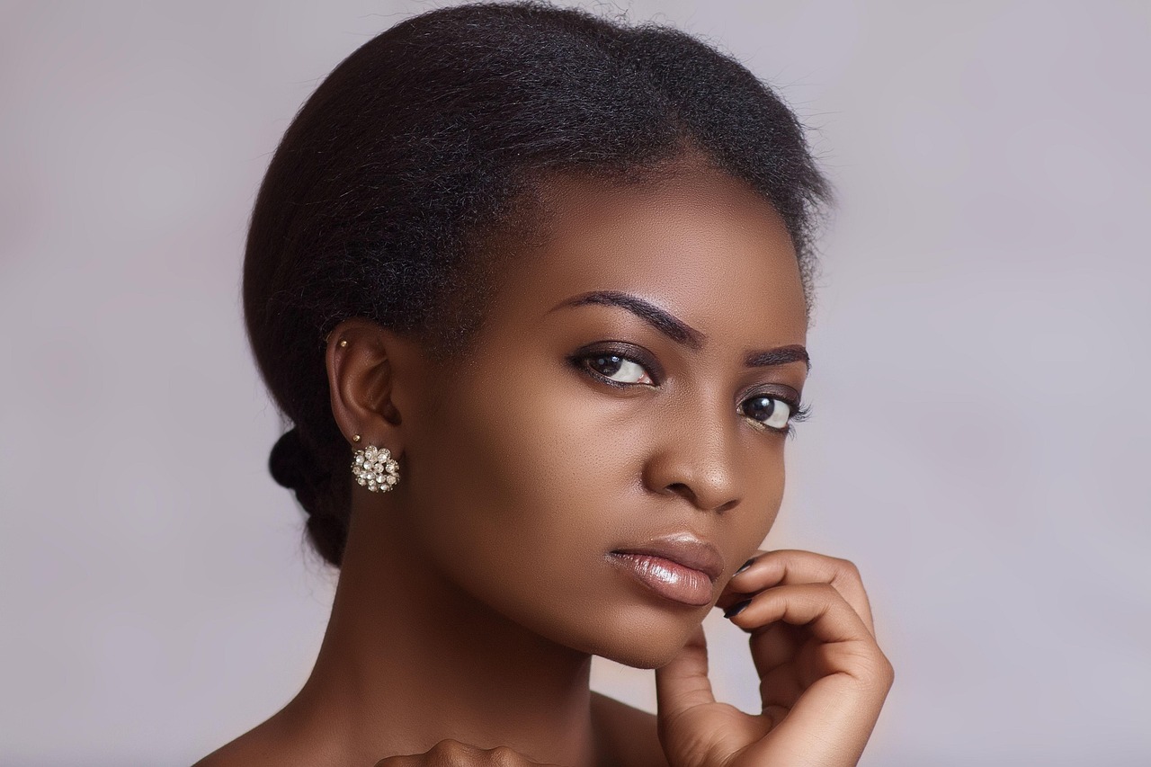 女明星隆胸背后的公眾議題與個人選擇探討