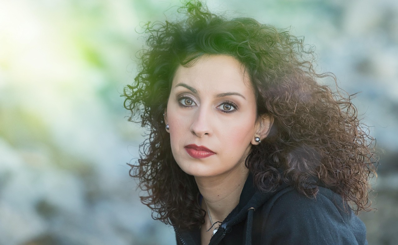 黛米羅斯最新寫真——時尚魅力閃耀璀璨光影中