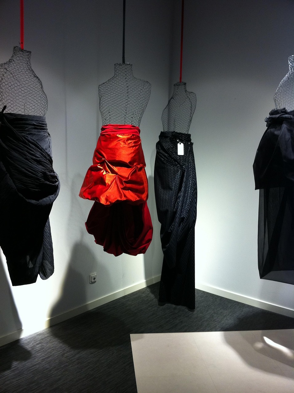 時(shí)尚與透明的完美融合，最新透明時(shí)裝秀表演盛宴