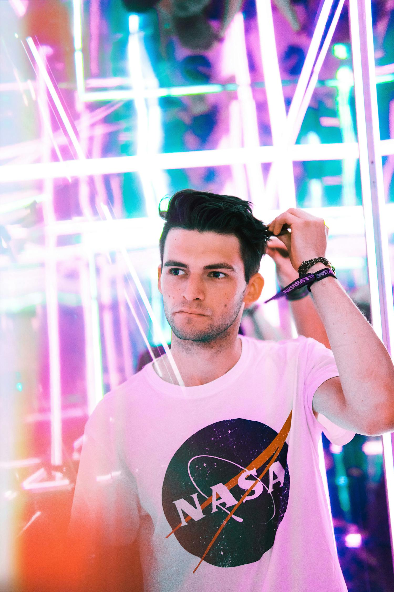 舞臺(tái)新星，帶美瞳的演員展現(xiàn)視覺魅力與時(shí)尚風(fēng)尚