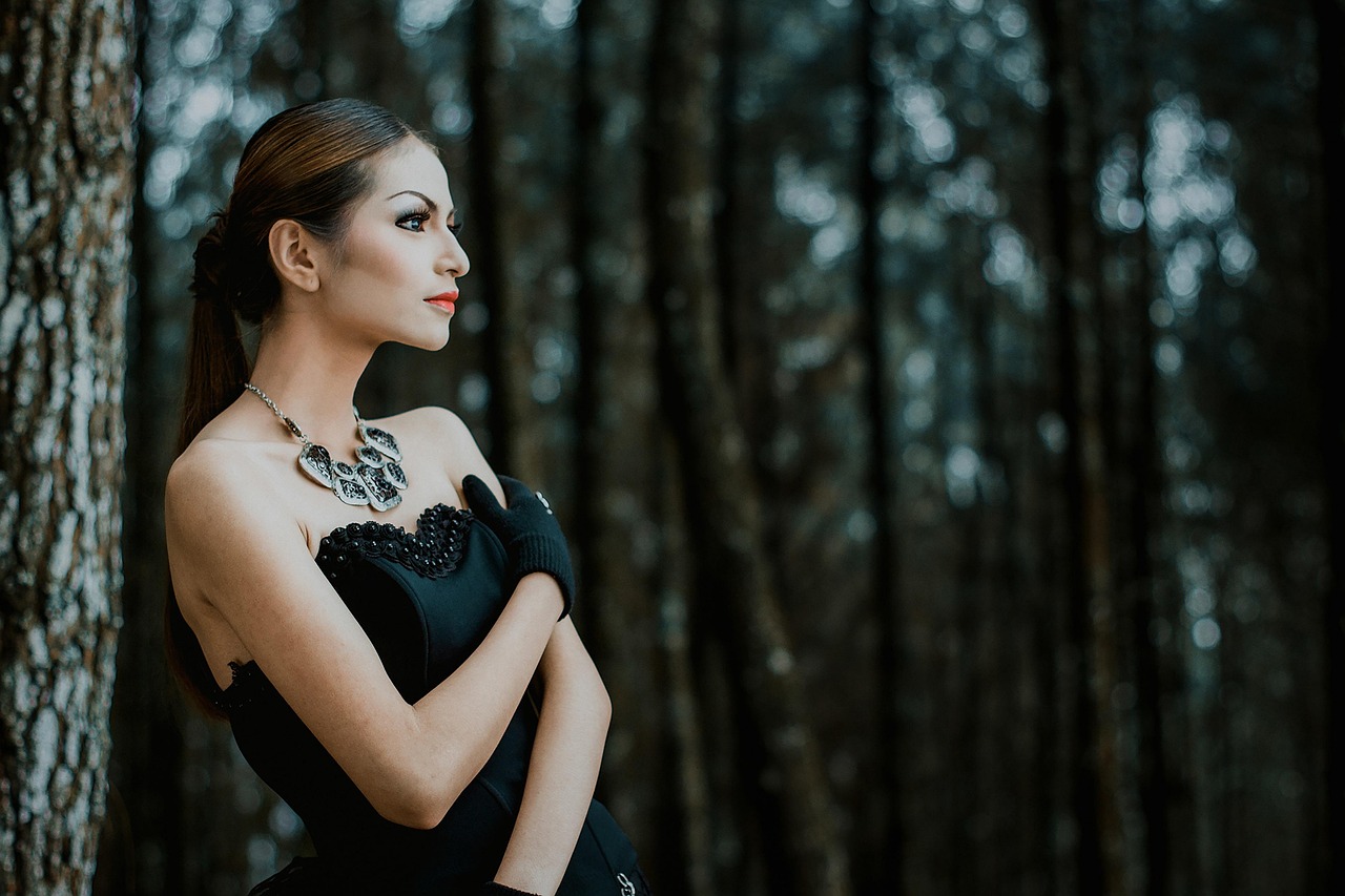 潘瀟瀟最新璀璨光影時尚寫真展現魅力風采