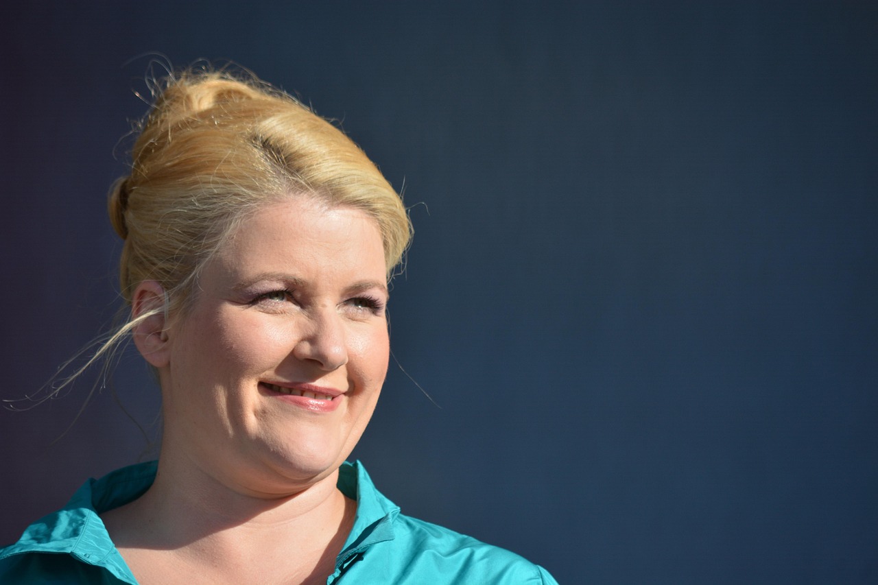 陜西電視臺(tái)主持人劉芳，魅力之旅，璀璨之星的風(fēng)采