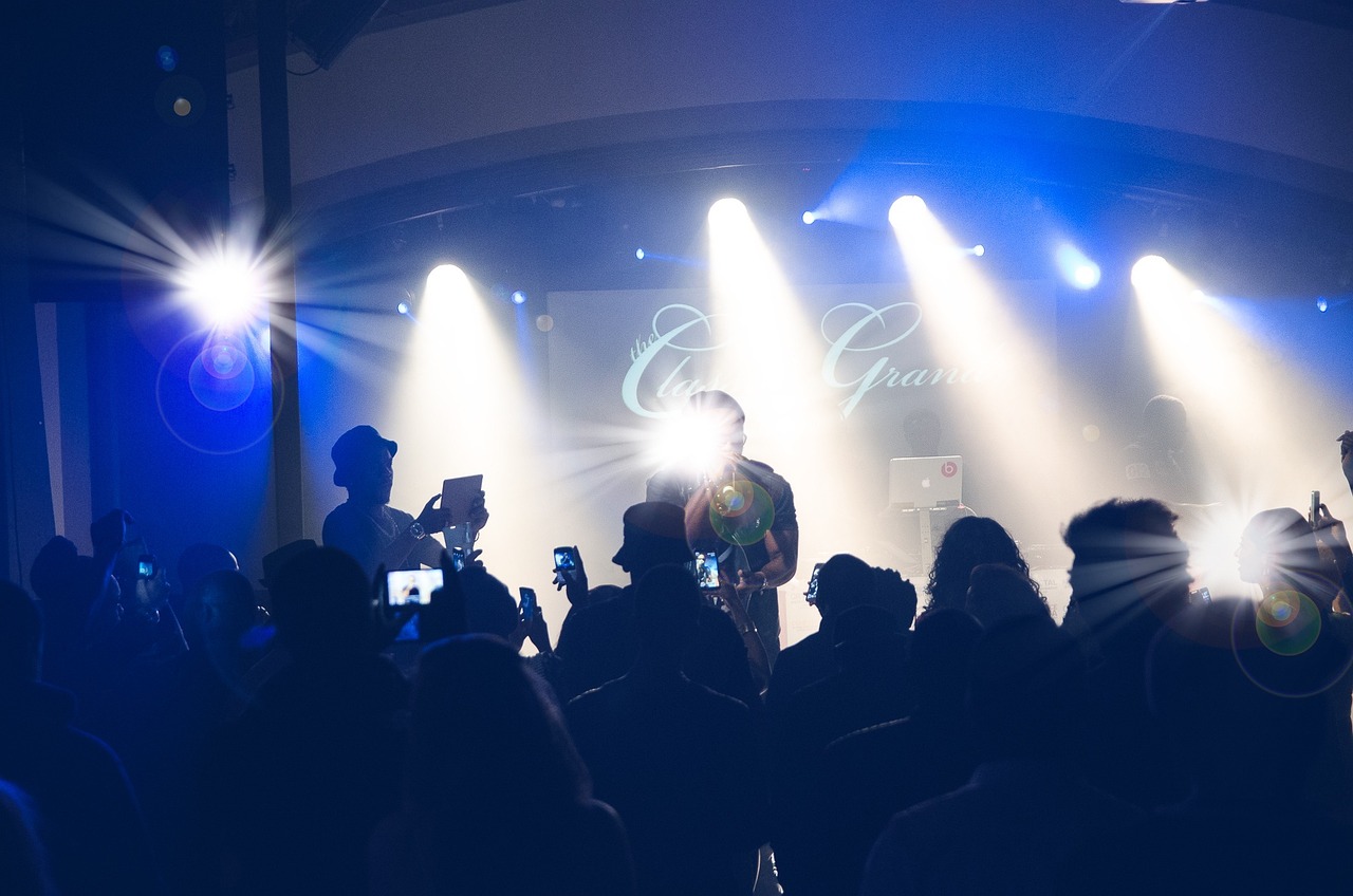 厄娜演員，星光璀璨的藝術(shù)人生之路